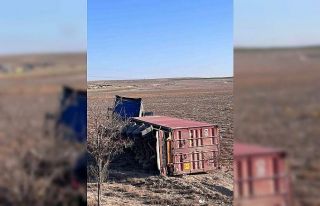 Karapınar’da çekici devrildi: 1 yaralı