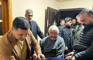 Kars MHP’den engelli vatandaşa akülü araç desteği