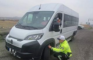Kars’ta trafik ekiplerinden kış lastiği uygulaması