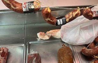 Kasap dükkanının üretim bölümüne giren zabıtalar...