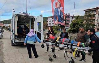 Kasksız motosiklet sürücüsü kazada yaralandı