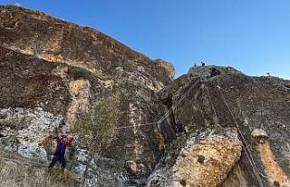 Kayalıklarda mahsur kalan 25 keçi kurtarıldı