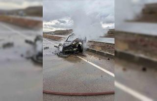 Kayganlaşan yolda kaza yaptı, otomobil alev aldı