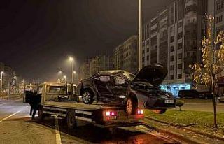 Kayseri’de iki otomobil çarpıştı: 1’i ağır...