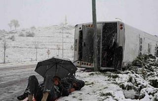 Kaza sonrası sağlık ekiplerini şemsiye ile yatarak...