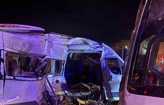 Kemalpaşa’da işçi servisleri çarpıştı: 15...