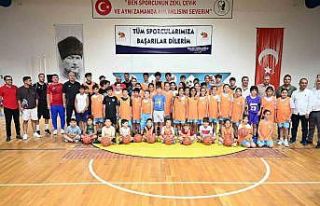 Kemer Belediyesi çocukları ve gençleri sporla buluşturmaya...