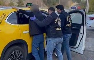 Kendilerini polis ve savcı olarak tanıtarak 558...