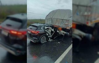 Keşan’da otomobil tırın dorsesine çarptı: 3...