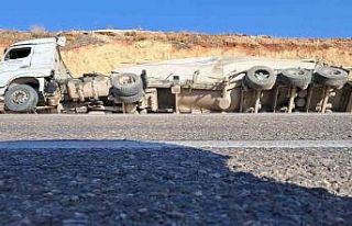 Kilis’te kamyon, tır ve beton mikseri çarpıştı