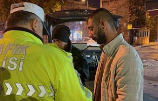 Kimlik isteyen polise sosyal medyasını açtı