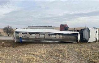 Kırıkkale’de akaryakıt tankeri devrildi: 1 yaralı