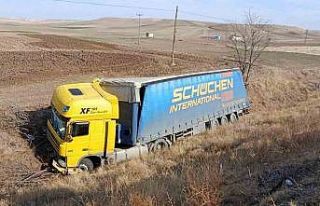 Kırıkkale’de tır devrildi: 1 yaralı