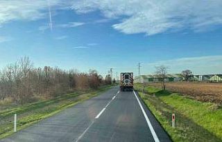 Kırklareli’nde köy yolları sıcak asfaltla yenileniyor