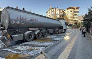 Kırmızı ışıkta bekleyen tırın tekerlekleri...