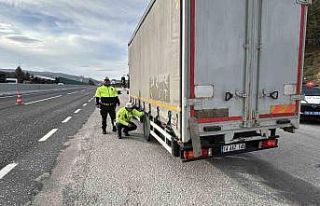 Kış lastiği olmayana Bolu Dağı’ndan geçit...