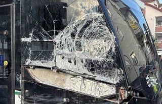 Kocaeli’de çöp kamyonu tramvaya çarptı: 3 yaralı