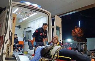 Kontrolden çıkan otomobil ağaca çarptı: 3 kişi...