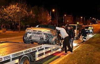 Kontrolden çıkan otomobil önce kaldırıma sonra...