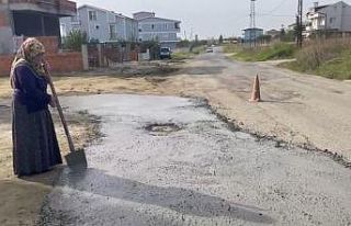 Köstebek yuvasına dönen yolu kendi imkanlarıyla...