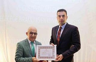 Kültür aşığı öğretmen üstün şeref belgesiyle...