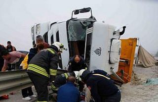 Kum yüklü tır devrildi: Sıkışan sürücü itfaiye...