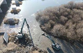 Kura Nehri’nde temizlik çalışması