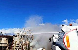 Kütahya’da ahır yangını büyümeden söndürüldü