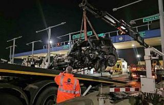 Kuzey Marmara Otoyolu’nda otomobil gişeye girdi:...