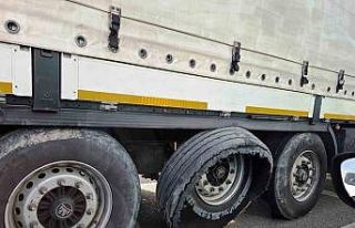 Lastiği parçalanan tırın tehlikeli yolculuğu