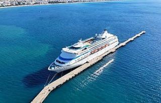 Lüks kruvaziyer 616 yolcu ve 435 mürettebatıyla...