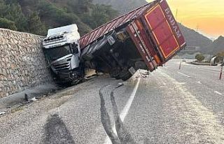 Malatya’da kontrolden çıkan tır istinat duvarına...