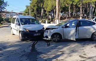 Manavgat’ta otomobiller kafa kafaya çarpıştı:...