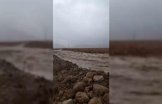 Mardin’de sağanak yağış sonucu dere taştı
