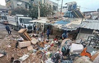 Mersin’de bir evden 10 kamyon çöp çıkarıldı