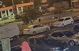 Metrelerce sürüklendi, kazayı yara almadan atlattı:...