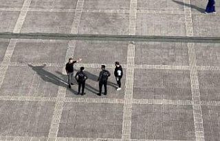 Meydandaki yumruklu kavgayı polis büyümeden önledi