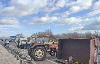 Midibüs traktör römorkuna çarptı: 1 yaralı