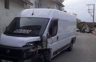 Minibüs ile hafif ticari araç çarpıştı: 2 yaralı