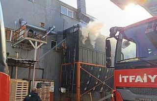 Mobilya fabrikasında yangın: 1 işçi yaralandı