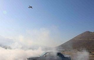 Model uçaklarla klasik otomobiller aynı pistte buluştu