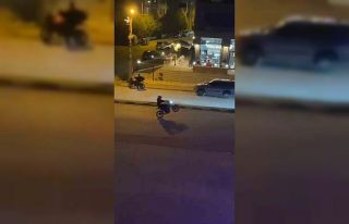 Motosikletlilerin tek tekerle tehlikeli yolculukları...