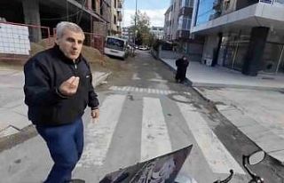 Motosikletten inip yol vermekte direndi: Ben geçmem