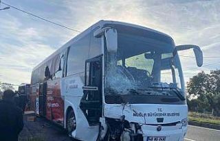 Muğla’da otobüs ile minibüs çarpıştı: 2 yaralı