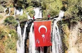 Muradiye Şelalesi’nde Türk bayrağı dalgalandı