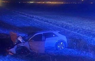 Muş’ta otomobil yola çıkan ineğe çarptı