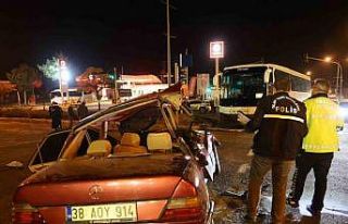 Nevşehir’de turistleri taşıyan otobüs ile otomobil...