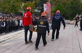 Öğrenciler, deprem tatbikatını başarıyla tamamladı