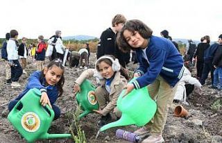 Öğrenciler fidanları toprakla buluşturdu
