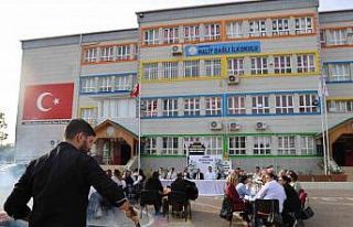 Okul bahçesinde Adana usulü öğretmenler günü...